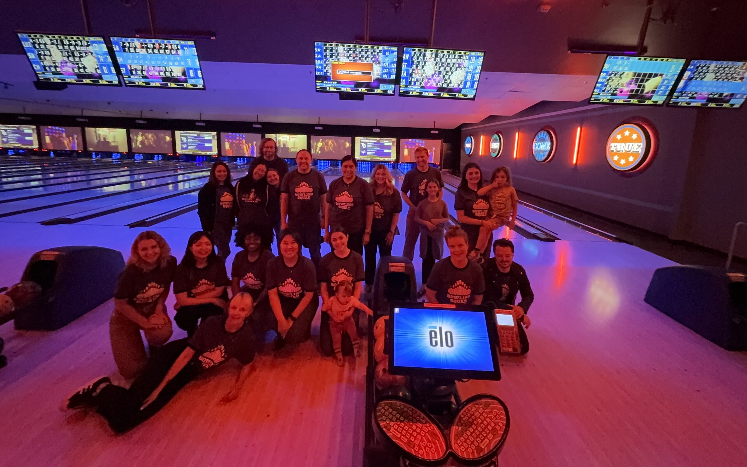 Picture of the EVALCORP team at the bowling alley.
